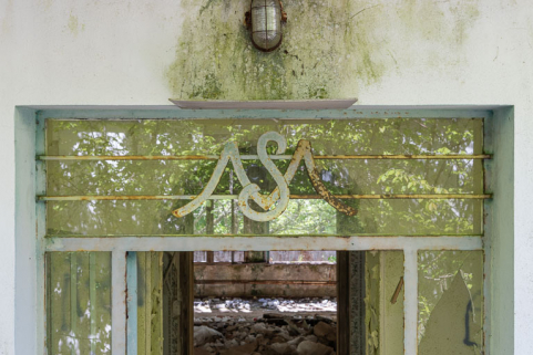 Bâtiment principal, façade postérieure, porte d'entrée, détail. © Région Bourgogne-Franche-Comté, Inventaire du patrimoine