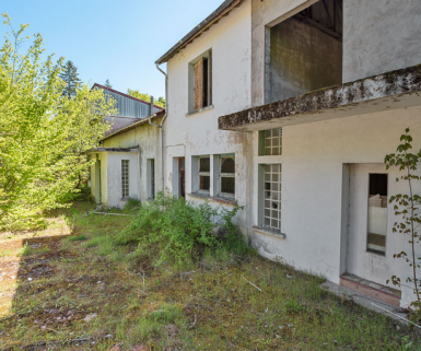 Bâtiment principal, façade postérieure, vue de trois-quarts.  © Région Bourgogne-Franche-Comté, Inventaire du patrimoine