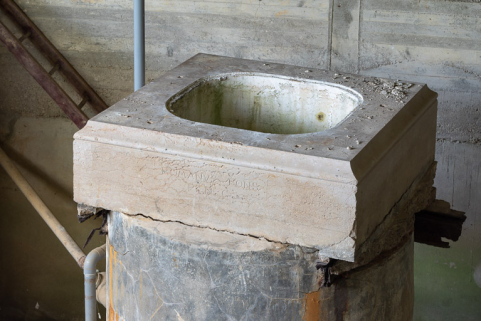 Aménagement du captage de la source, détail du socle de l'ancien temple avec l'inscription FONS ROMANUS. © Région Bourgogne-Franche-Comté, Inventaire du patrimoine