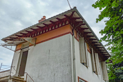 Élévation du pavillon du gardien, fenêtres de l'étage et toiture. © Région Bourgogne-Franche-Comté, Inventaire du patrimoine Élévation du pavillon du gardien, fenêtres de l'étage et toiture. © Région Bourgogne-Franche-Comté, Inventaire du patrimoine