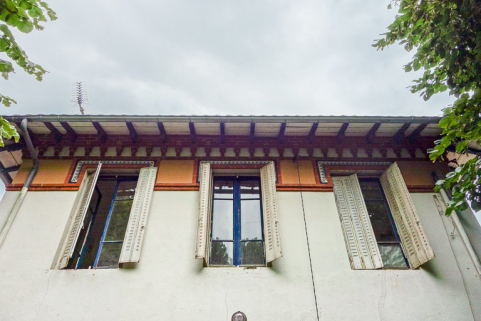 Élévation du pavillon du gardien, fenêtres de l'étage et toiture. © Région Bourgogne-Franche-Comté, Inventaire du patrimoine Élévation du pavillon du gardien, fenêtres de l'étage et toiture. © Région Bourgogne-Franche-Comté, Inventaire du patrimoine