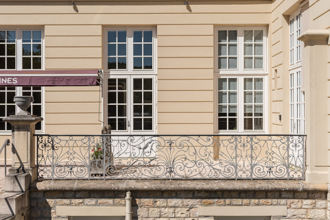 Garde-corps de la terrasse en façade principale, partie droite. © Région Bourgogne-Franche-Comté, Inventaire du patrimoine Garde-corps de la terrasse en façade principale, partie droite. © Région Bourgogne-Franche-Comté, Inventaire du patrimoine