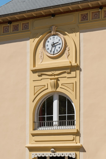 Bâtiment des bains, façade principale vue depuis le sud-est, baie et cadran du pavillon de droite. © Région Bourgogne-Franche-Comté, Inventaire du patrimoine