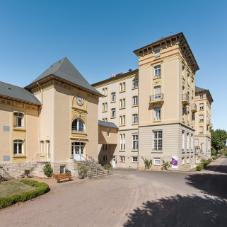 Situation du bâtiment des bains par rapport à l'hôtel, vue depuis le sud. © Région Bourgogne-Franche-Comté, Inventaire du patrimoine