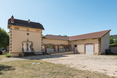 Bâtiment du forage (à gauche) avec hangar et usine d'embouteillage (à droite). © Région Bourgogne-Franche-Comté, Inventaire du patrimoine