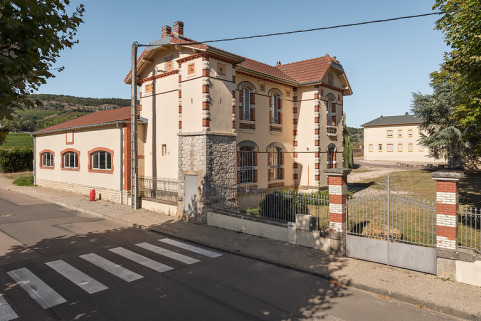 Bâtiment du forage et grille de clôture, vue depuis l'avenue des Sources, état actuel. © Région Bourgogne-Franche-Comté, Inventaire du patrimoine