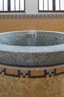 Salle d'inhalation à l'emplacement de la deuxième piscine, détail d'un puits. © Région Bourgogne-Franche-Comté, Inventaire du patrimoine Salle d'inhalation à l'emplacement de la deuxième piscine, détail d'un puits. © Région Bourgogne-Franche-Comté, Inventaire du patrimoine