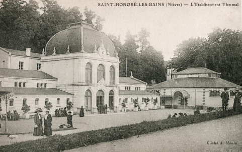 Façade principale après les travaux de 1904-1906, vue en direction du sud-est (pavillon central et pavillon de la piscine). © Région Bourgogne-Franche-Comté, Inventaire du patrimoine Façade principale après les travaux de 1904-1906, vue en direction du sud-est (pavillon central et pavillon de la piscine). © Région Bourgogne-Franche-Comté, Inventaire du patrimoine