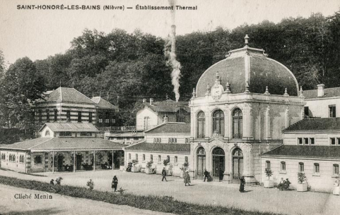 Façade principale après les travaux de 1904-1906, vue en direction du nord-est (pavillon central et pavillon des douches). © Région Bourgogne-Franche-Comté, Inventaire du patrimoine Façade principale après les travaux de 1904-1906, vue en direction du nord-est (pavillon central et pavillon des douches). © Région Bourgogne-Franche-Comté, Inventaire du patrimoine