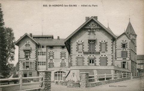 Façade sur le parc après la destruction des balcons et galeries. © Région Bourgogne-Franche-Comté, Inventaire du patrimoine