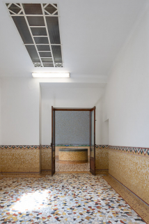 Vestibule nord, vue en direction de la salle d'inhalation des enfants. © Région Bourgogne-Franche-Comté, Inventaire du patrimoine Vestibule nord, vue en direction de la salle d'inhalation des enfants. © Région Bourgogne-Franche-Comté, Inventaire du patrimoine