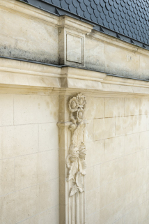 Pavillon central, décor sculpté d'un pilastre (côté nord). © Région Bourgogne-Franche-Comté, Inventaire du patrimoine Pavillon central, décor sculpté d'un pilastre (côté nord). © Région Bourgogne-Franche-Comté, Inventaire du patrimoine