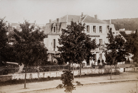 Vue d'ensemble de la villa depuis l'actuelle avenue Eugène Collin en 1883. © Région Bourgogne-Franche-Comté, Inventaire du patrimoine Vue d'ensemble de la villa depuis l'actuelle avenue Eugène Collin en 1883. © Région Bourgogne-Franche-Comté, Inventaire du patrimoine
