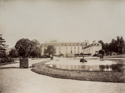 Bassin et vue sur la cour. © Région Bourgogne-Franche-Comté, Inventaire du patrimoine Bassin et vue sur la cour. © Région Bourgogne-Franche-Comté, Inventaire du patrimoine