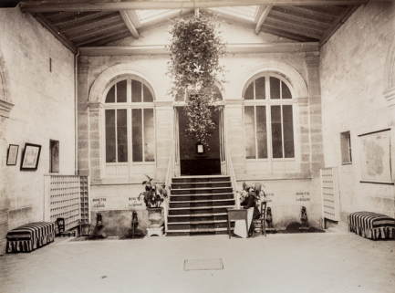 Buvette avant la construction du hall des sources, premier état connu. © Région Bourgogne-Franche-Comté, Inventaire du patrimoine Buvette avant la construction du hall des sources, premier état connu. © Région Bourgogne-Franche-Comté, Inventaire du patrimoine