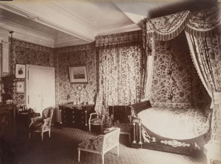 Vue intérieure d'une chambre à coucher à la fin du 19e siècle. © Région Bourgogne-Franche-Comté, Inventaire du patrimoine Vue intérieure d'une chambre à coucher à la fin du 19e siècle. © Région Bourgogne-Franche-Comté, Inventaire du patrimoine