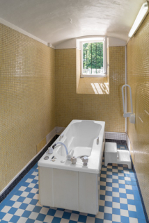 Cabinet de bain de l'aile nord, vue depuis l'entrée. © Région Bourgogne-Franche-Comté, Inventaire du patrimoine Cabinet de bain de l'aile nord, vue depuis l'entrée. © Région Bourgogne-Franche-Comté, Inventaire du patrimoine