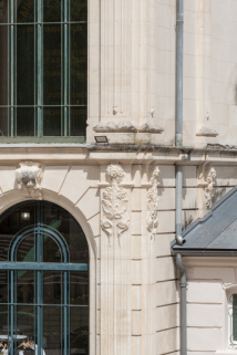 Pavillon central, décor sculpté à l'angle sud-ouest. © Région Bourgogne-Franche-Comté, Inventaire du patrimoine Pavillon central, décor sculpté à l'angle sud-ouest. © Région Bourgogne-Franche-Comté, Inventaire du patrimoine