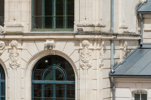 Pavillon central, décor sculpté à l'angle sud-ouest. © Région Bourgogne-Franche-Comté, Inventaire du patrimoine Pavillon central, décor sculpté à l'angle sud-ouest. © Région Bourgogne-Franche-Comté, Inventaire du patrimoine