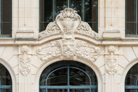Pavillon central, décor sculpté au-dessus de la baie centrale. © Région Bourgogne-Franche-Comté, Inventaire du patrimoine Pavillon central, décor sculpté au-dessus de la baie centrale. © Région Bourgogne-Franche-Comté, Inventaire du patrimoine