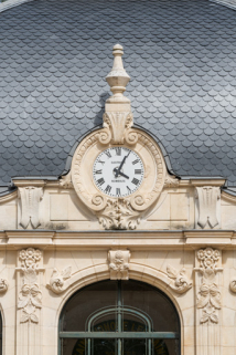 Pavillon central, détail de l'horloge. © Région Bourgogne-Franche-Comté, Inventaire du patrimoine Pavillon central, détail de l'horloge. © Région Bourgogne-Franche-Comté, Inventaire du patrimoine