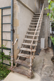 Escalier extérieur conduisant à l'étage. © Région Bourgogne-Franche-Comté, Inventaire du patrimoine Escalier extérieur conduisant à l'étage. © Région Bourgogne-Franche-Comté, Inventaire du patrimoine