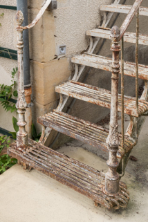 Escalier extérieur conduisant à l'étage, détail. © Région Bourgogne-Franche-Comté, Inventaire du patrimoine Escalier extérieur conduisant à l'étage, détail. © Région Bourgogne-Franche-Comté, Inventaire du patrimoine