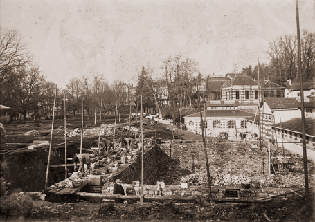 Construction du pavillon de la piscine. © Région Bourgogne-Franche-Comté, Inventaire du patrimoine Construction du pavillon de la piscine. © Région Bourgogne-Franche-Comté, Inventaire du patrimoine