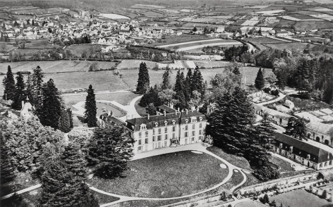 Vue aérienne du château et de ses dépendances. © Région Bourgogne-Franche-Comté, Inventaire du patrimoine Vue aérienne du château et de ses dépendances. © Région Bourgogne-Franche-Comté, Inventaire du patrimoine