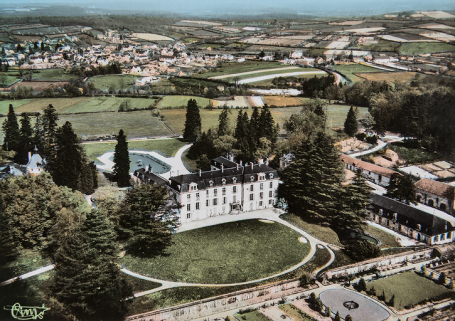 Vue aérienne du château et de ses dépendances. © Région Bourgogne-Franche-Comté, Inventaire du patrimoine Vue aérienne du château et de ses dépendances. © Région Bourgogne-Franche-Comté, Inventaire du patrimoine