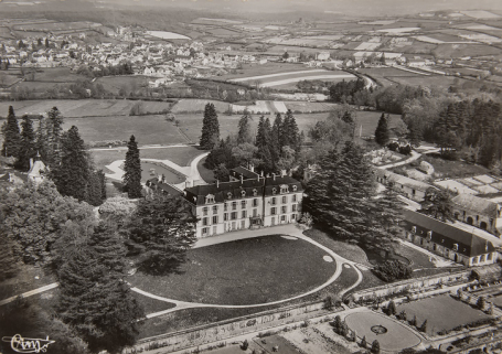 Vue aérienne du château et de ses dépendances. © Région Bourgogne-Franche-Comté, Inventaire du patrimoine Vue aérienne du château et de ses dépendances. © Région Bourgogne-Franche-Comté, Inventaire du patrimoine
