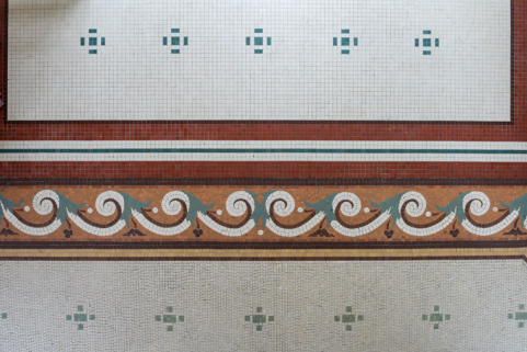 Frise décorative composée de postes fleuronnés. © Région Bourgogne-Franche-Comté, Inventaire du patrimoine