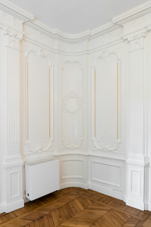 Décor de pilastres dans l'angle sud-ouest de la grande chambre. © Région Bourgogne-Franche-Comté, Inventaire du patrimoine