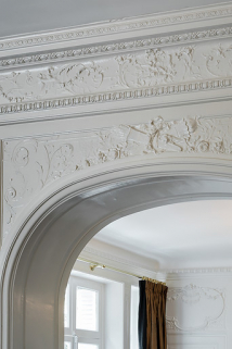 Arc séparant la chambre de toilette et la grande chambre (vue depuis la grande chambre). © Région Bourgogne-Franche-Comté, Inventaire du patrimoine
