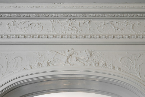 Détail du décor de la grande chambre (arcs et carquois, torches, rubans, guirlandes de roses). © Région Bourgogne-Franche-Comté, Inventaire du patrimoine