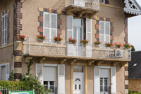 Baies et balcons du premier étage. © Région Bourgogne-Franche-Comté, Inventaire du patrimoine Baies et balcons du premier étage. © Région Bourgogne-Franche-Comté, Inventaire du patrimoine