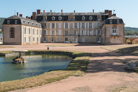 Façade sur la cour et le bassin, vue de trois-quarts. © Région Bourgogne-Franche-Comté, Inventaire du patrimoine Façade sur la cour et le bassin, vue de trois-quarts. © Région Bourgogne-Franche-Comté, Inventaire du patrimoine