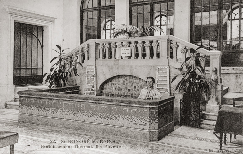 Vue de la buvette avec son nouvel enclos (années 1920). © Région Bourgogne-Franche-Comté, Inventaire du patrimoine Vue de la buvette avec son nouvel enclos (années 1920). © Région Bourgogne-Franche-Comté, Inventaire du patrimoine