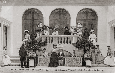 Vue de la buvette avec son ancien enclos (années 1910). © Région Bourgogne-Franche-Comté, Inventaire du patrimoine Vue de la buvette avec son ancien enclos (années 1910). © Région Bourgogne-Franche-Comté, Inventaire du patrimoine