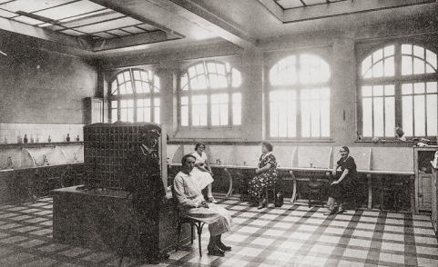 Salle de pulvérisation (après les travaux des années 1920 ou 1930) à l'emplacement de la deuxième piscine. © Région Bourgogne-Franche-Comté, Inventaire du patrimoine Salle de pulvérisation (après les travaux des années 1920 ou 1930) à l'emplacement de la deuxième piscine. © Région Bourgogne-Franche-Comté, Inventaire du patrimoine