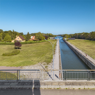 Le sas et le lotissement des employés de VNF, vus depuis le pont sur écluse. © Région Bourgogne-Franche-Comté, Inventaire du patrimoine Le sas et le lotissement des employés de VNF, vus depuis le pont sur écluse. © Région Bourgogne-Franche-Comté, Inventaire du patrimoine