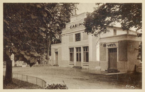salle des fêtes © Région Bourgogne-Franche-Comté, Inventaire du patrimoine  salle des fêtes © Région Bourgogne-Franche-Comté, Inventaire du patrimoine