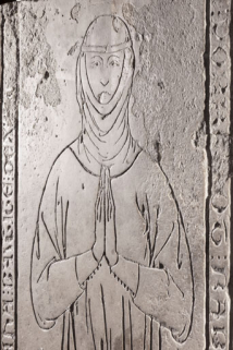 dalle funéraire © Région Bourgogne-Franche-Comté, Inventaire du patrimoine  dalle funéraire © Région Bourgogne-Franche-Comté, Inventaire du patrimoine