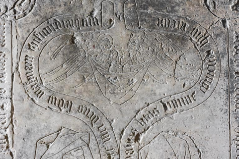 dalle funéraire © Région Bourgogne-Franche-Comté, Inventaire du patrimoine  dalle funéraire © Région Bourgogne-Franche-Comté, Inventaire du patrimoine