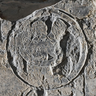 dalle funéraire © Région Bourgogne-Franche-Comté, Inventaire du patrimoine  dalle funéraire © Région Bourgogne-Franche-Comté, Inventaire du patrimoine