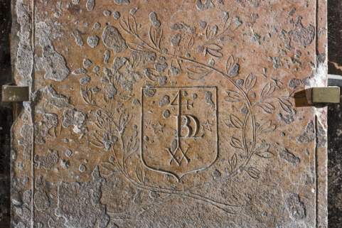 dalle funéraire © Région Bourgogne-Franche-Comté, Inventaire du patrimoine  dalle funéraire © Région Bourgogne-Franche-Comté, Inventaire du patrimoine