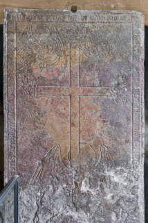 dalle funéraire © Région Bourgogne-Franche-Comté, Inventaire du patrimoine  dalle funéraire © Région Bourgogne-Franche-Comté, Inventaire du patrimoine