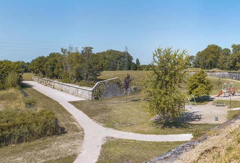 fortification d'agglomération demi-lune © Région Bourgogne-Franche-Comté, Inventaire du patrimoine  fortification d'agglomération demi-lune © Région Bourgogne-Franche-Comté, Inventaire du patrimoine