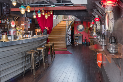 péniche salle de spectacle © Région Bourgogne-Franche-Comté, Inventaire du patrimoine  péniche salle de spectacle © Région Bourgogne-Franche-Comté, Inventaire du patrimoine