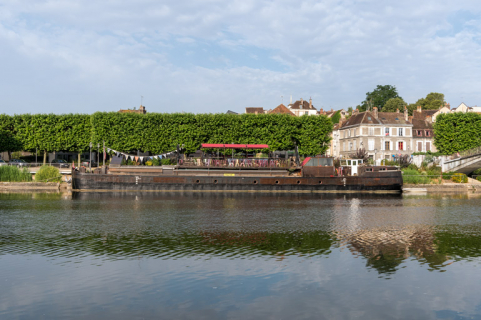 péniche salle de spectacle © Région Bourgogne-Franche-Comté, Inventaire du patrimoine  péniche salle de spectacle © Région Bourgogne-Franche-Comté, Inventaire du patrimoine